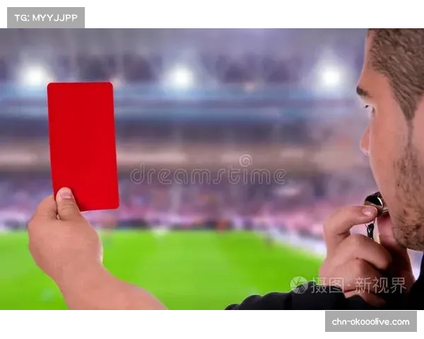 争议瞬间：主裁判经VAR提醒回看后，改判点球并出示红牌