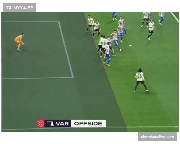 关键时刻:VAR介入判定反击中接球队员未越位,进球有效
